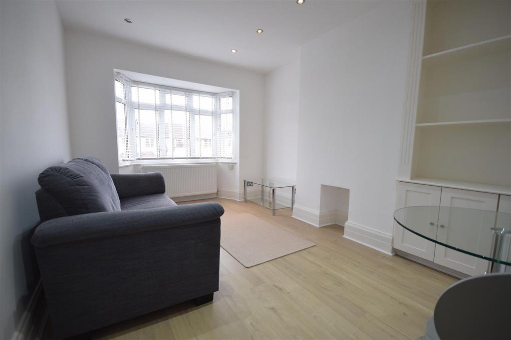 Warren Road, Twickenham 2 bed £1,750 pcm (£404 pw)