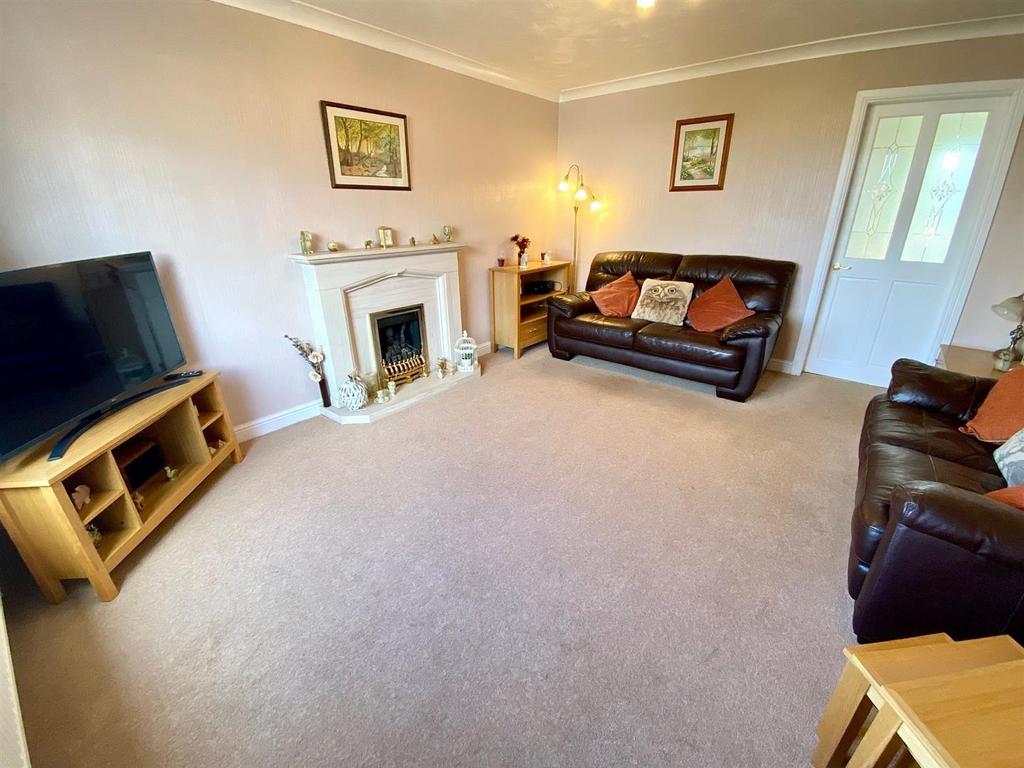 Heathfield 19 lounge 2.jpg