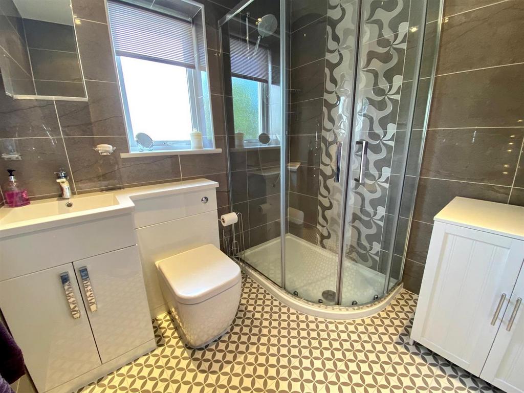 Heathfield 19 bathroom new floor 2.jpg