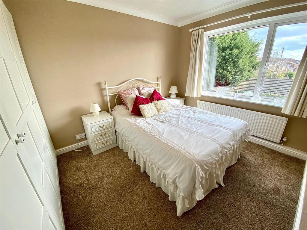 Heathfield 19 bed 2.jpg