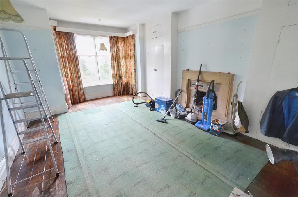 Large first floor bed.jpg