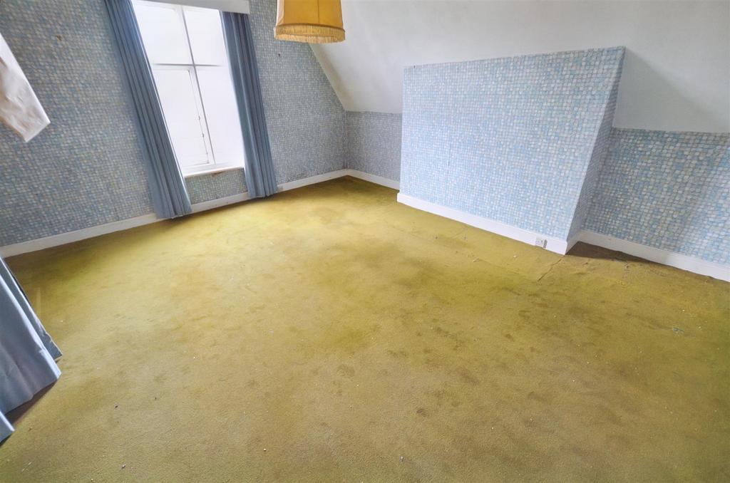 Large top floor bedroom.jpg