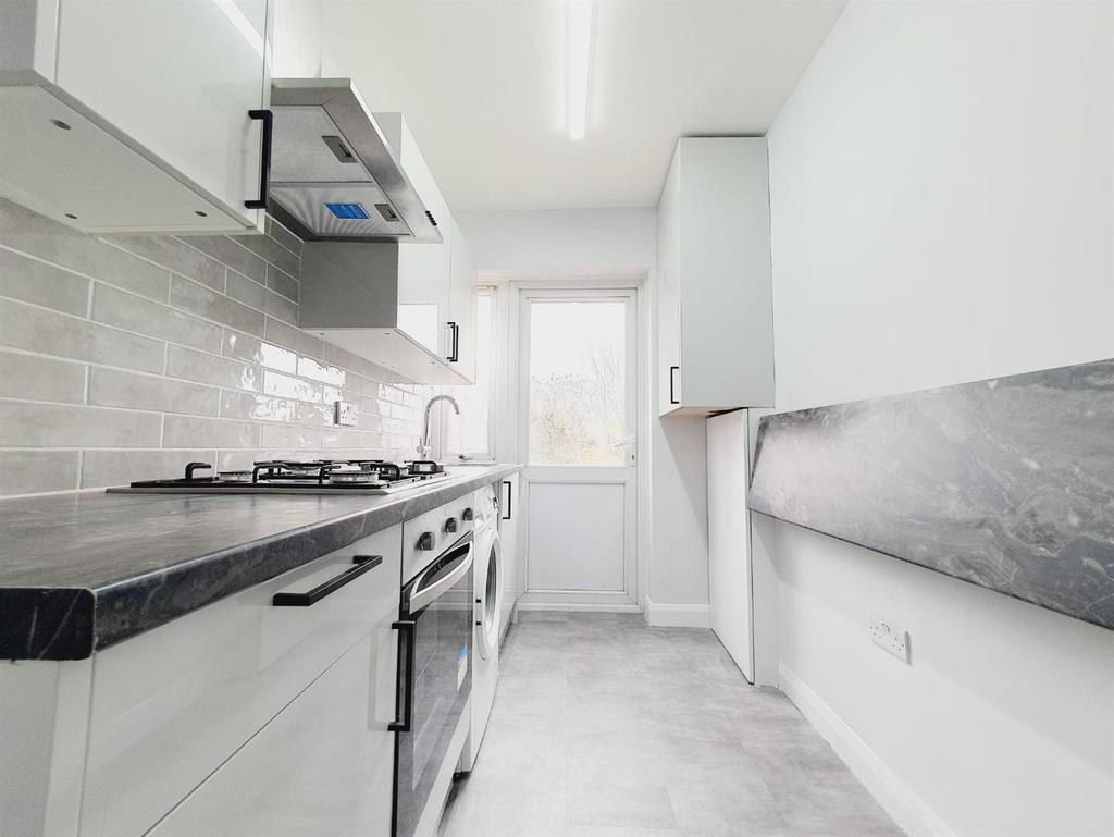 Lansbury Road, Enfield 3 bed house £2,250 pcm (£519 pw)