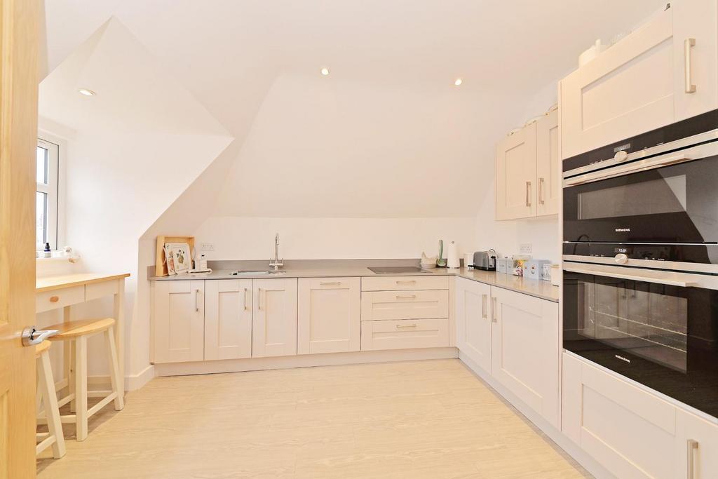 6 St Philips Place - kit1.jpg