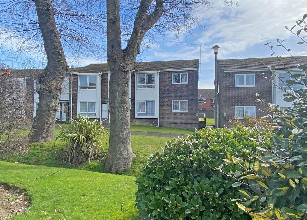Summerfields Avenue, Hailsham 1 bed flat £160,000