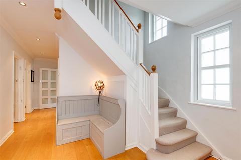 9 Brunner Close, London, NW11 6NP
