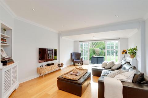 9 Brunner Close, London, NW11 6NP