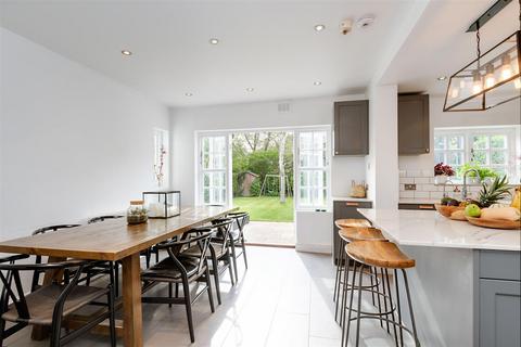 9 Brunner Close, London, NW11 6NP