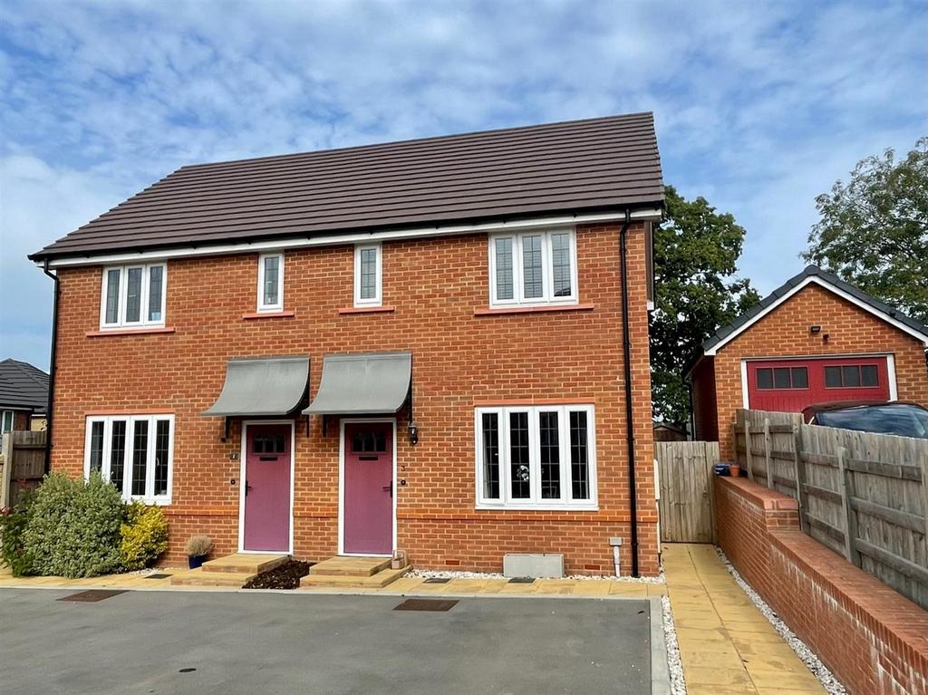 Homestead Close, Chippenham 2 bed semidetached house £285,000