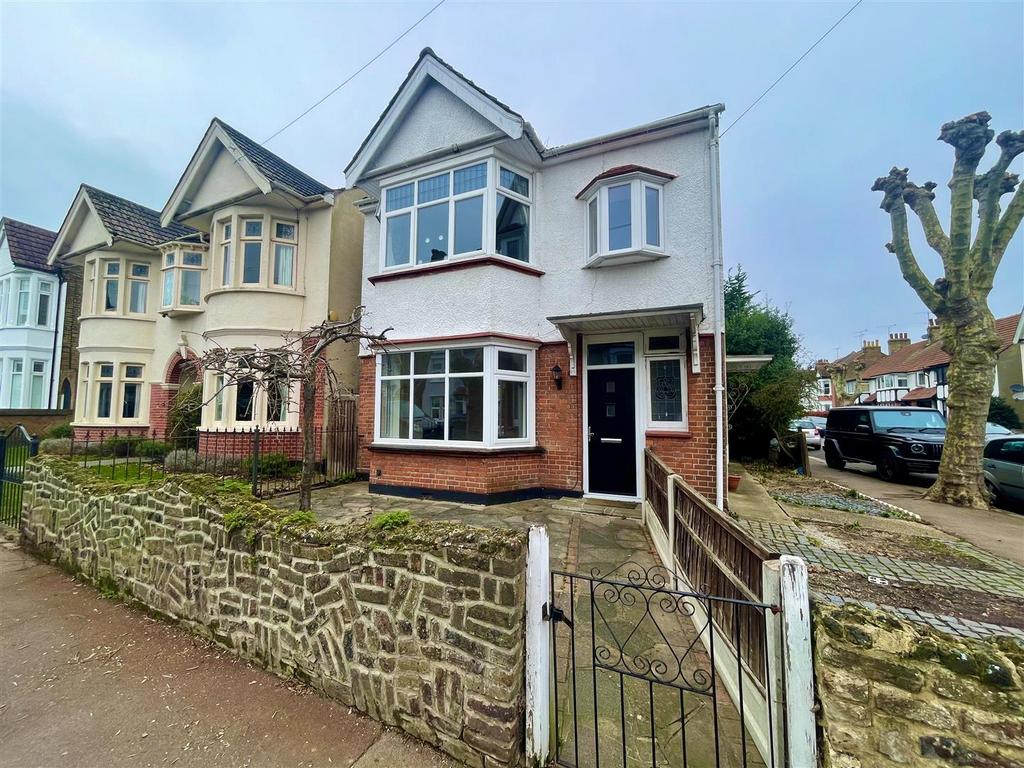 Grange Road, LeighonSea, Essex 1 bed flat for sale £260,000