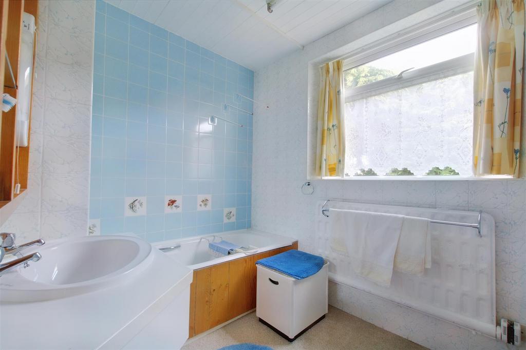DSC 5901shared bathroom.jpeg
