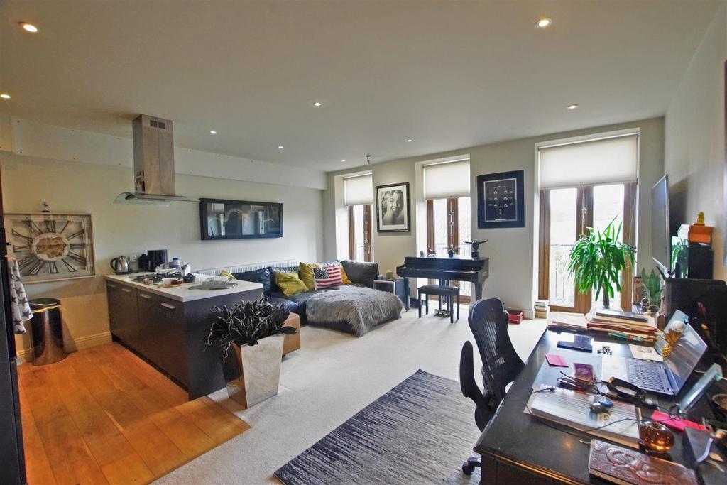 Stainland Road, Holywell Green 2 bed apartment £170,000