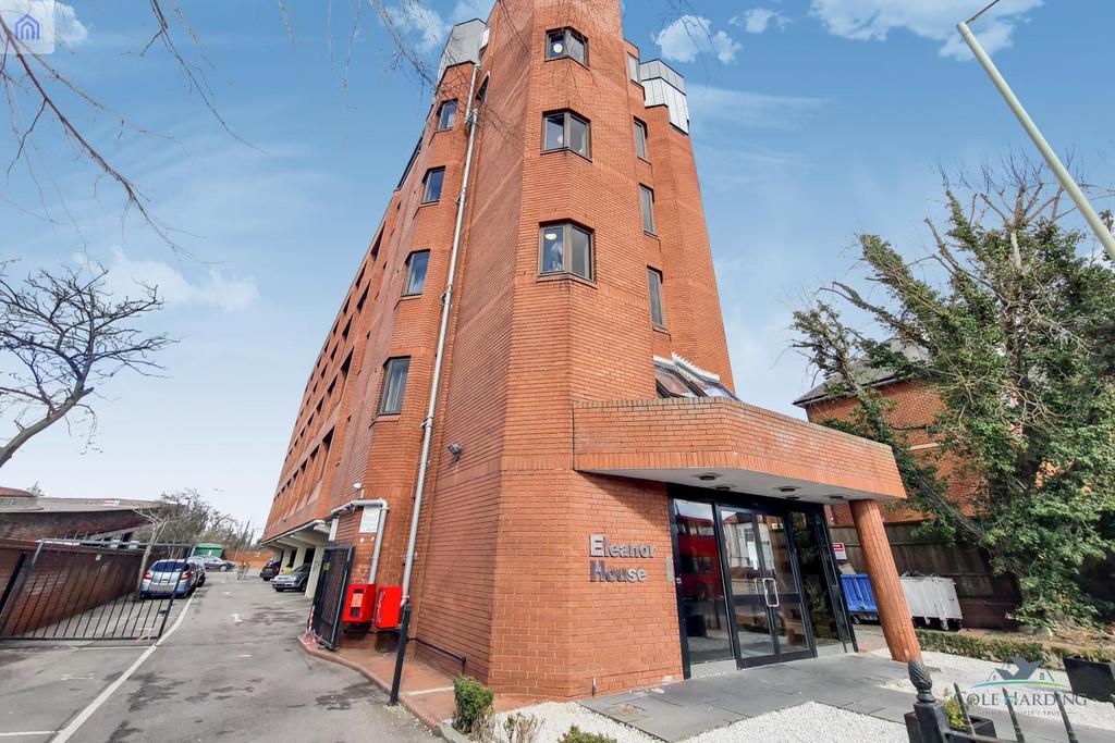 Eleanor Cross Road, Waltham Cross 2 bed flat for sale £245,000