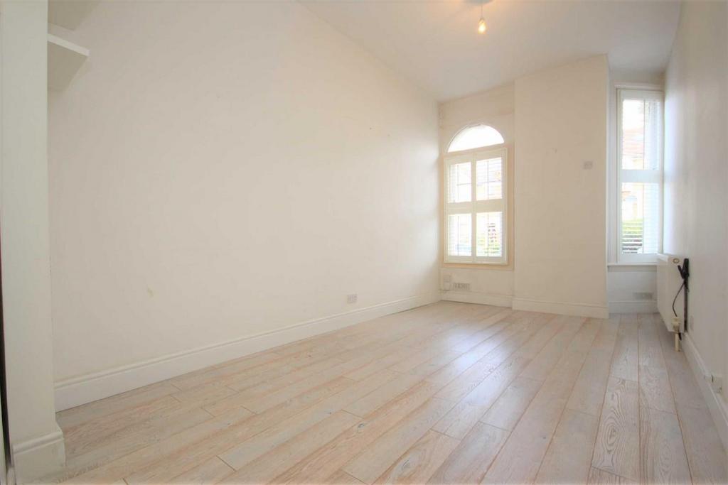 Orford Road, Walthamstow, E17 1 bed flat £1,400 pcm (£323 pw)