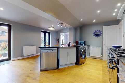 2 Bowling Leys, Middleton, Milton Keynes, MK10 9BD