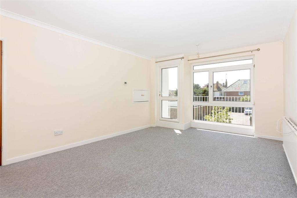 Dorchester Gardens, Worthing 2 bed flat £240,000