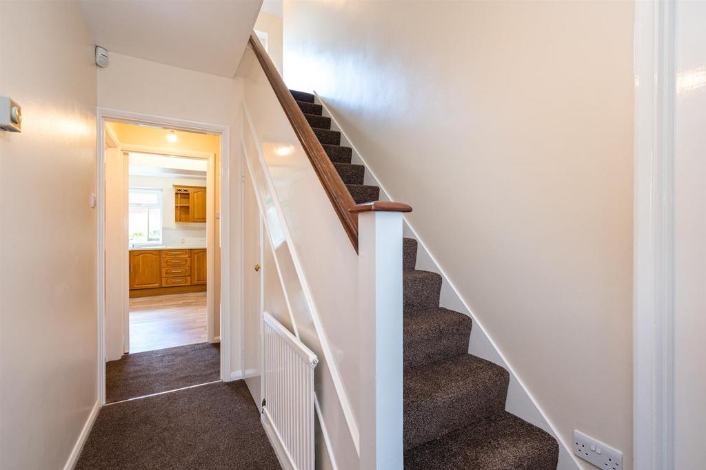 Newell Road, Hemel Hempstead... 3 bed detached house £1,950 pcm (£450 pw)