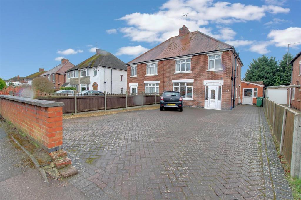 Longford Lane, Gloucester 3 bed semidetached house £395,000