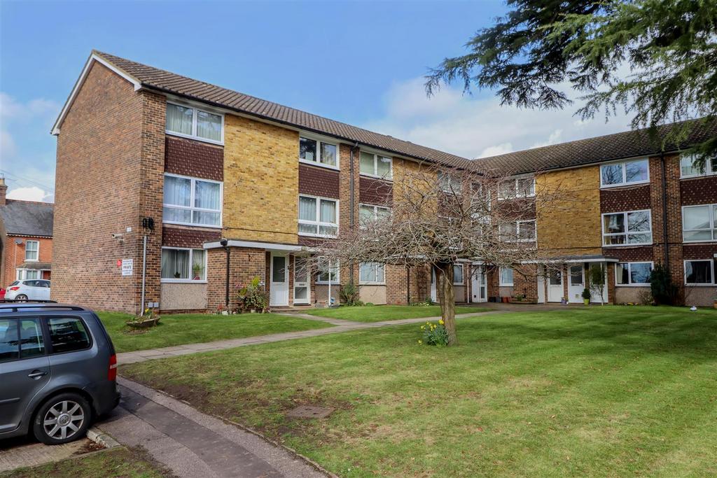 Cotswold Court, Horsham 2 bed flat for sale £230,000