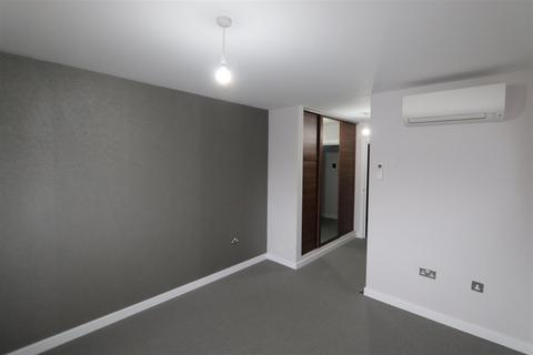 2 bedroom property to rent - Leigh Road, Leigh-On-Sea