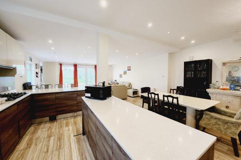 17 Windsor Avenue, Edgware, HA8 8SR