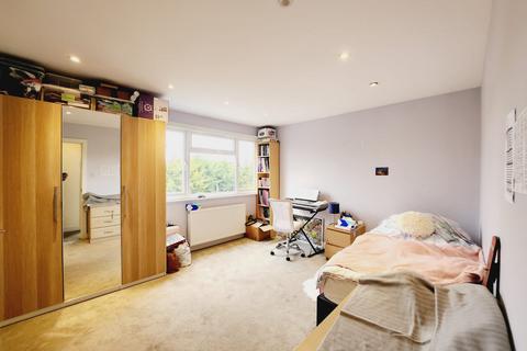 17 Windsor Avenue, Edgware, HA8 8SR
