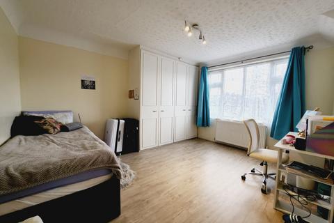 17 Windsor Avenue, Edgware, HA8 8SR