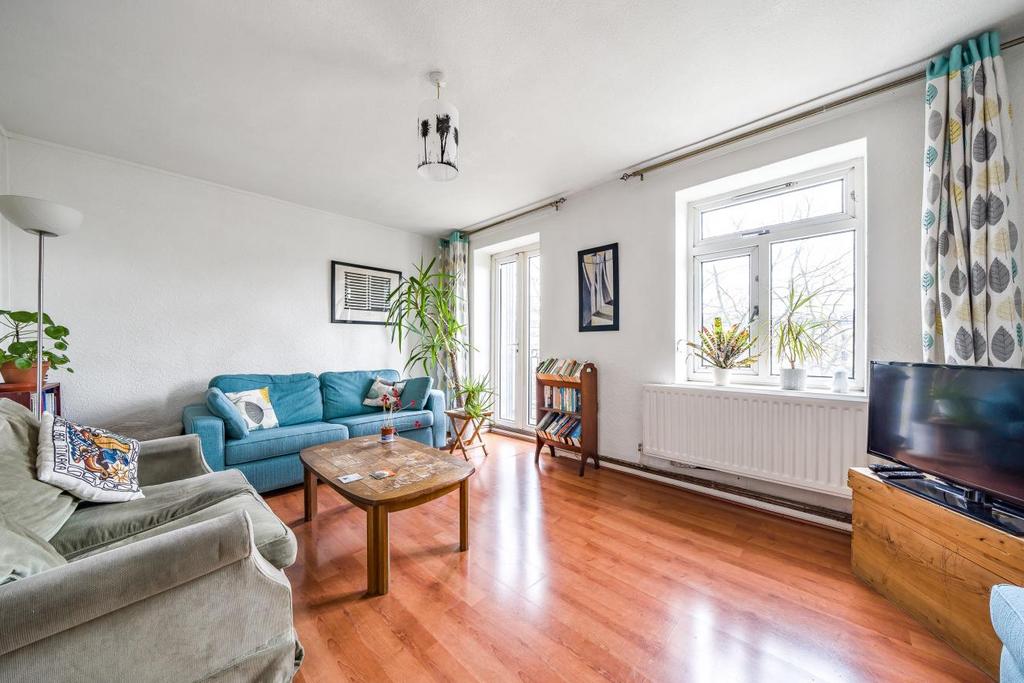 Clapham Road Estate, Clapham 3 bed flat - £450,000