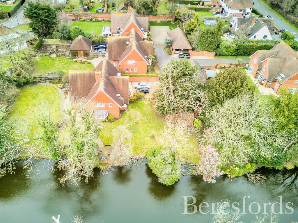 Sycamore Grove, Gidea Park, RM2 5 bed detached house for sale £1,800,000
