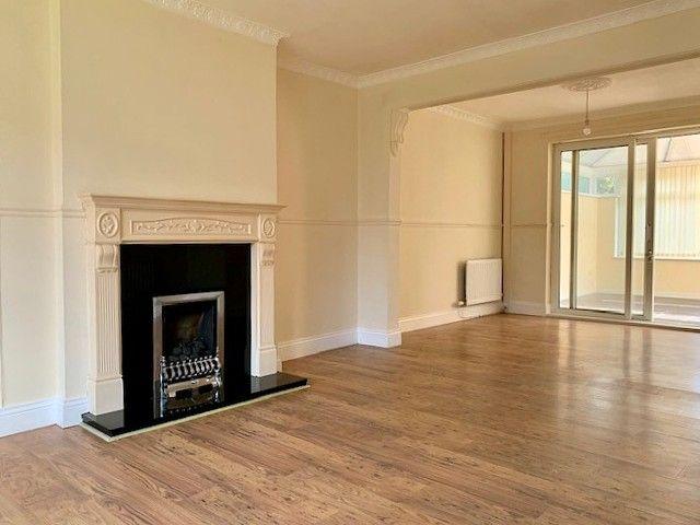 Lounge/Dining Area