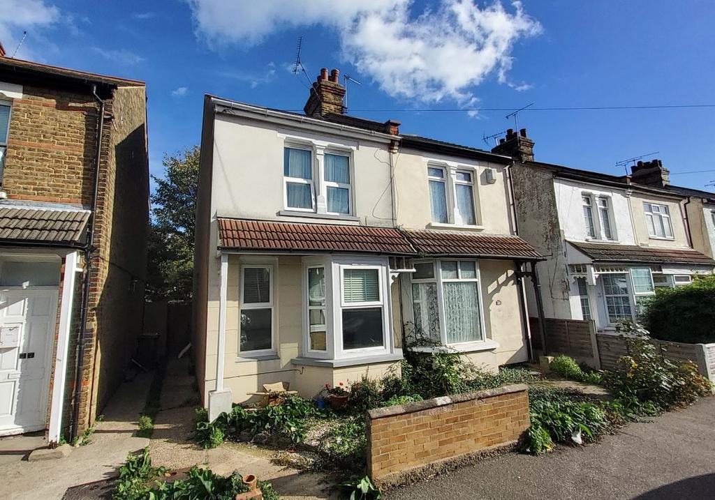 79 Richmond Avenue, Shoeburyness... 3 bed semidetached house £210,000