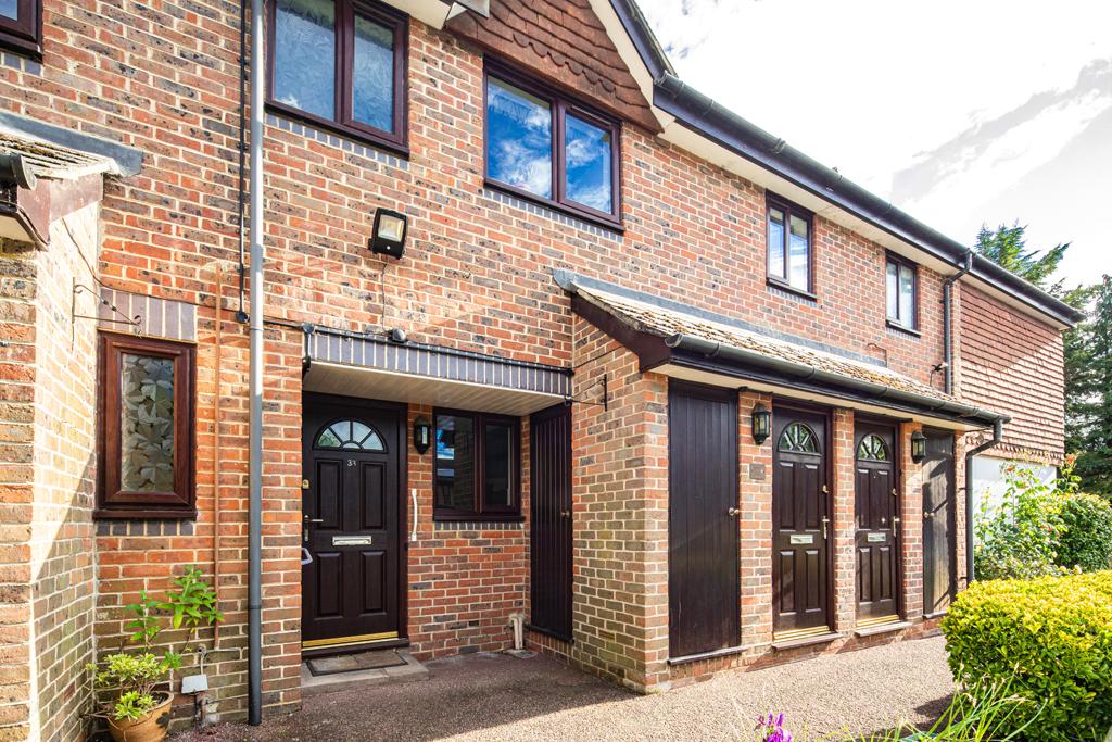 33 Waltham Court, Goring on Thames, RG8 1 bed apartment for sale £175,000