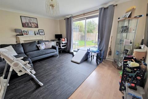 4 bedroom detached house to rent, Martham Close, Barkingside IG6 2GL