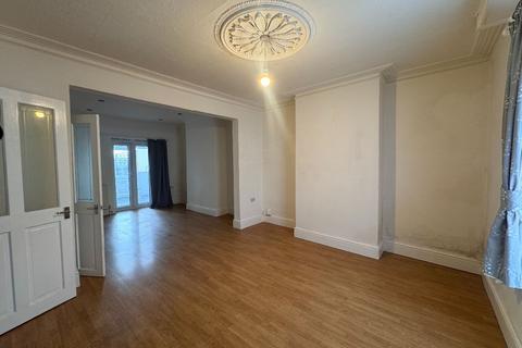 3 bedroom semi-detached house to rent, Kingswood Road, Gillingham