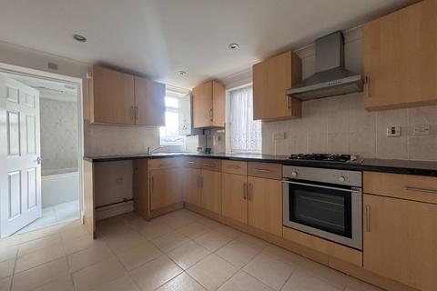 3 bedroom semi-detached house to rent, Kingswood Road, Gillingham