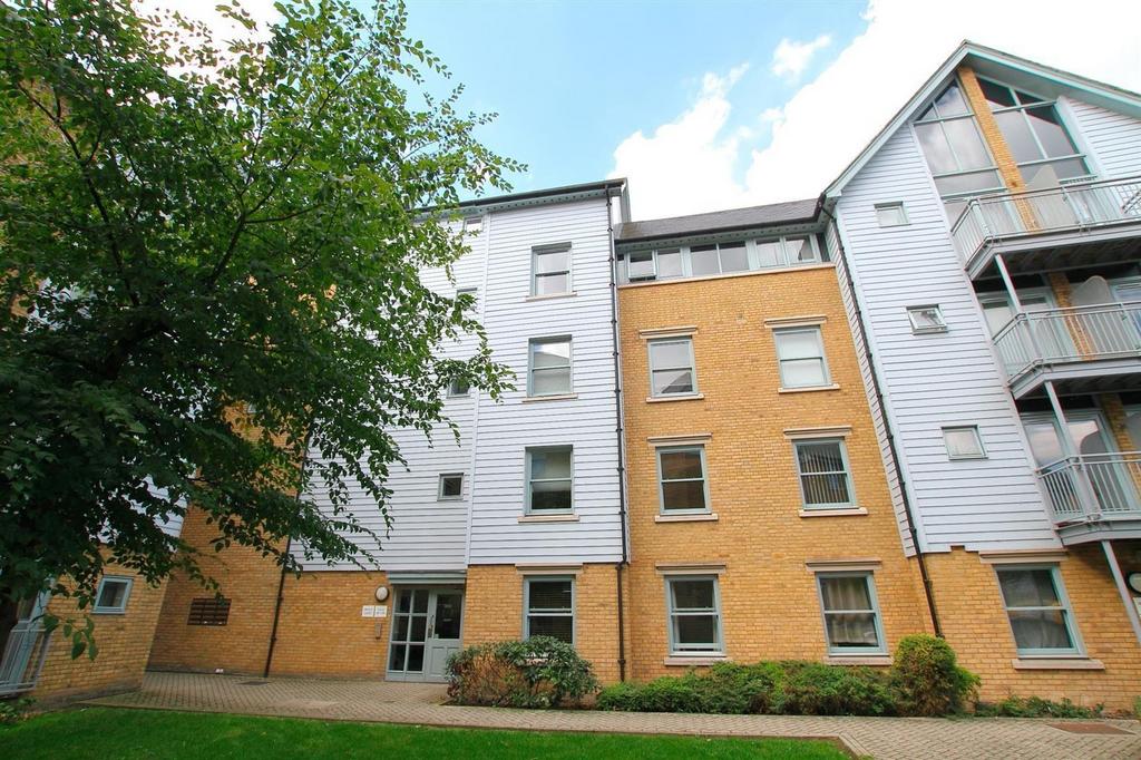 Bingley Court, Canterbury, CT1 3 bed flat for sale £250,000