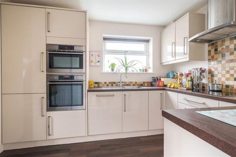 5 Beech Grove, Midhurst, GU29 9JA