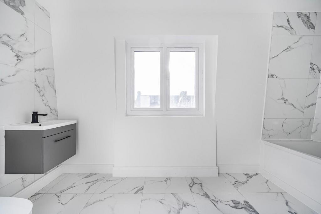 Bathroom 1.jpg