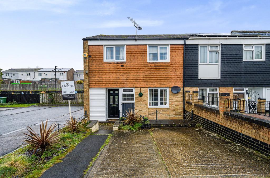 Orion Close, Lordshill, Southampton... 3 bed end of terrace house £
