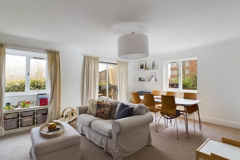 2 bedroom flat for sale - Great Heathmead, Haywards Heath, RH16
