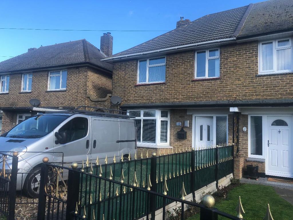 Thameside Crescent, Canvey Island 3 bed semidetached house £1,350