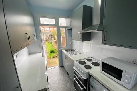 3 bedroom end of terrace house to rent - Maidstone Road, London, N11