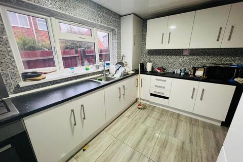 4 bedroom house share to rent, High Street, Brockmoor, Brierley Hill, DY5 3JA