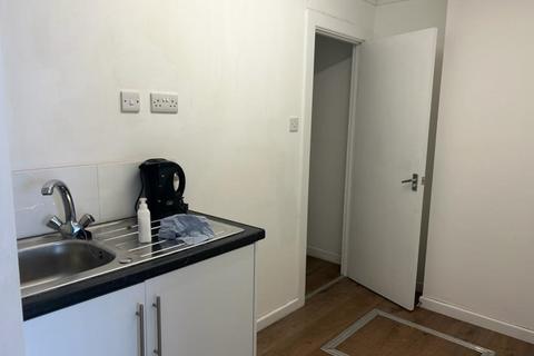 Property to rent - Holton Road, Barry