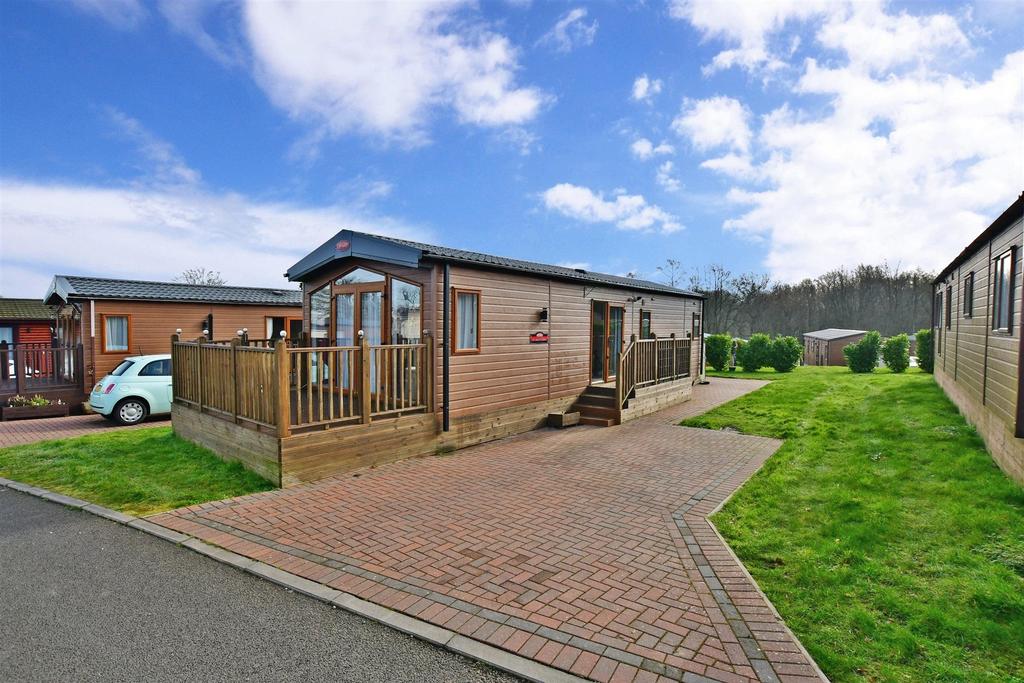 Plaxdale Green Road, Stansted, Sevenoaks, Kent 2 bed park home for sale