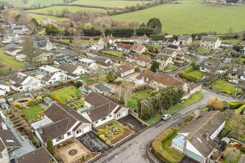 4 bedroom bungalow for sale - Manor Gardens, Farmborough