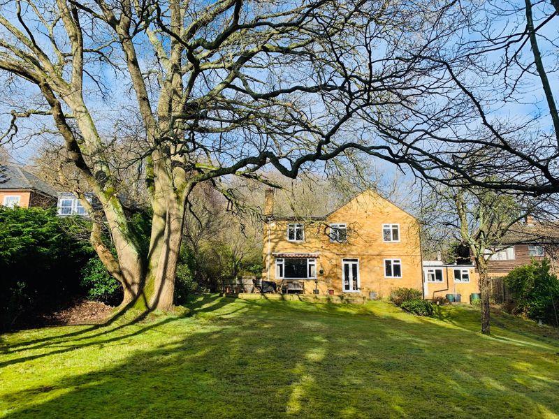 Virginia Water, Surrey 5 bed detached house to rent £3,750 pcm (£865 pw)