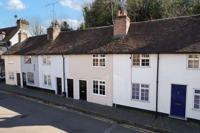 Abbey Street, Farnham 2 bed terraced house £1,300 pcm (£300 pw)