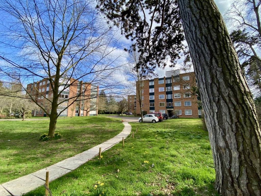 Amhurst Court, Grange Road, Cambridge 3 bed flat £2,100 pcm (£485 pw)