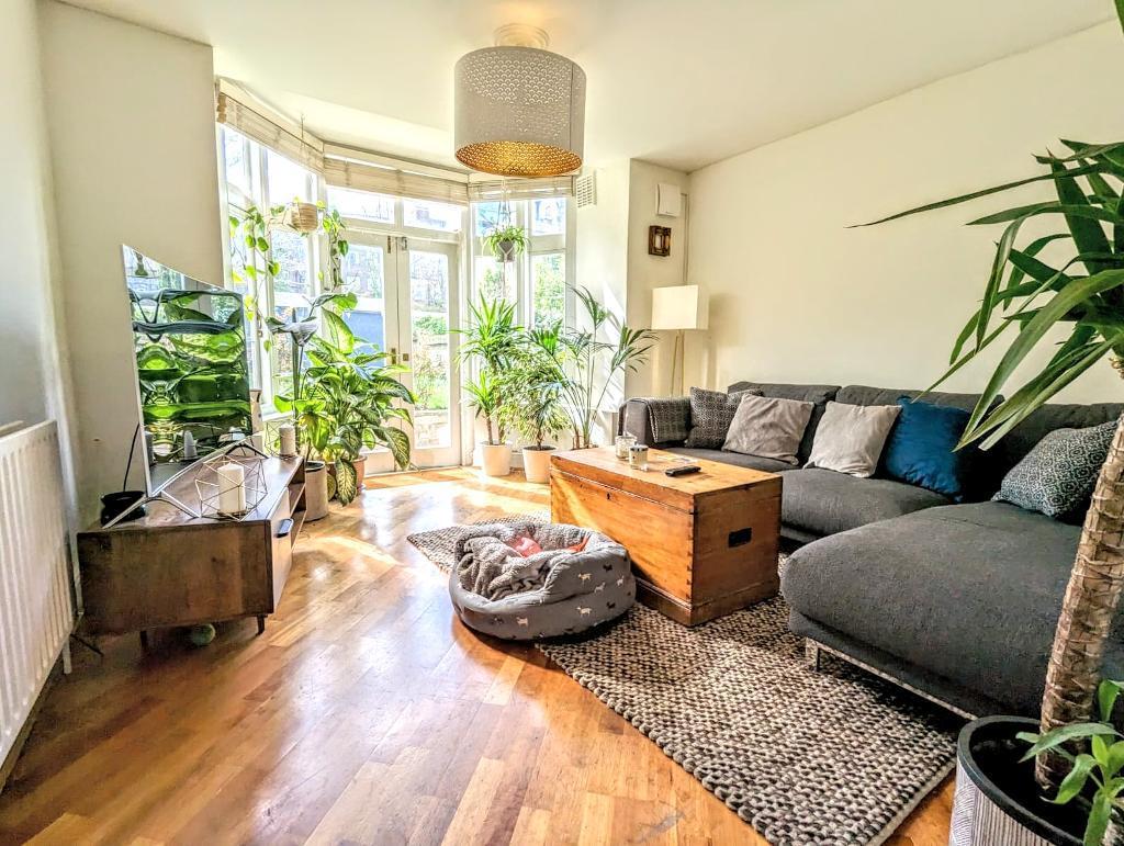 Disraeli Road, Putney, London, SW15 2DS 2 bed flat £2,600 pcm (£600 pw)
